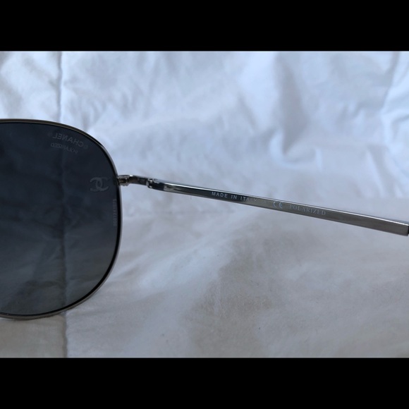 Brand new Chanel pilot polarized sunglasses - Picture 4 of 10